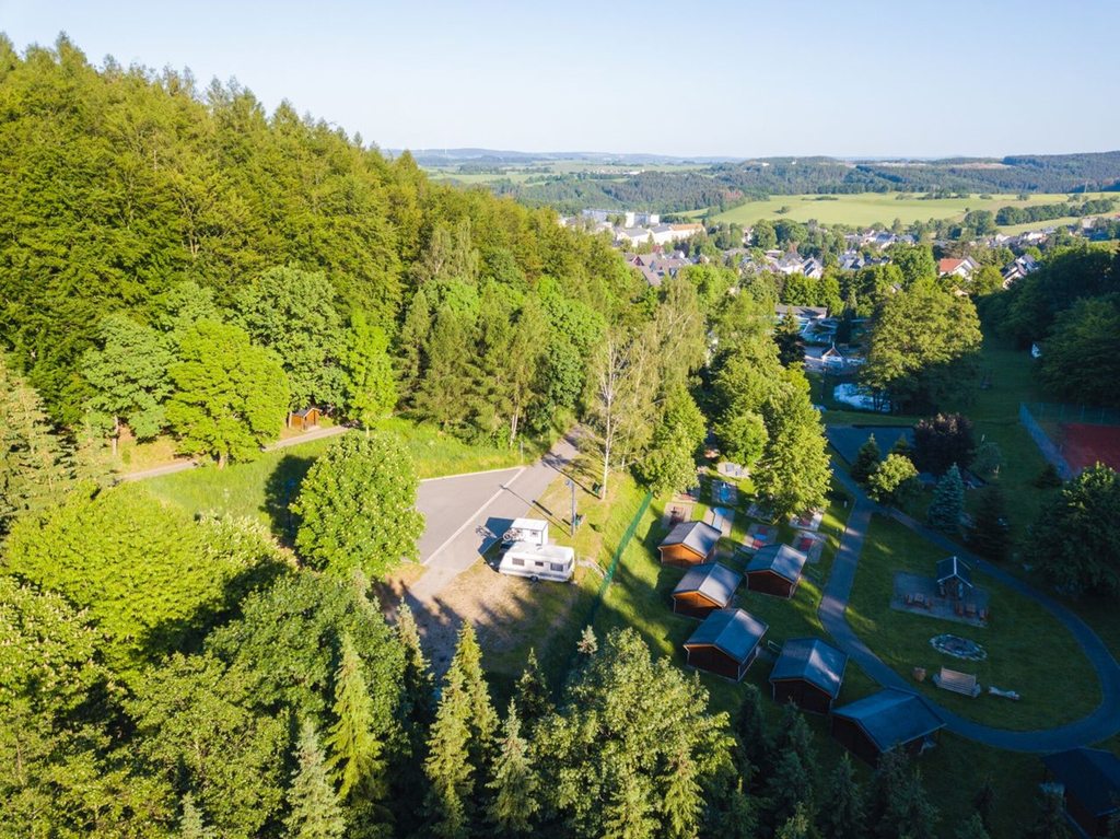 Luftaufnahme mit Blick auf die Wohnmobilstellplätze am Erlebnisland Kegelsberg in Gelenau